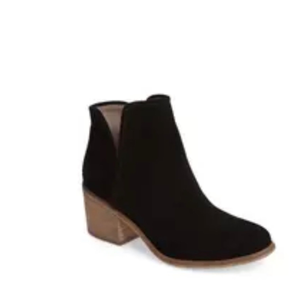 Hinge barris block heel bootie size 8